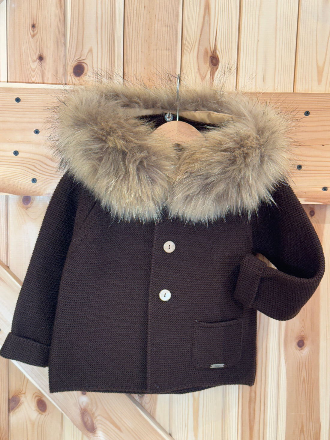 Trenka marrón con pelo natural