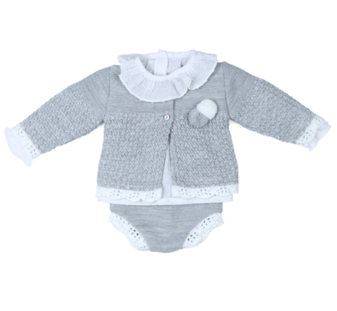 Conjunto punto gris con blusa plumeti