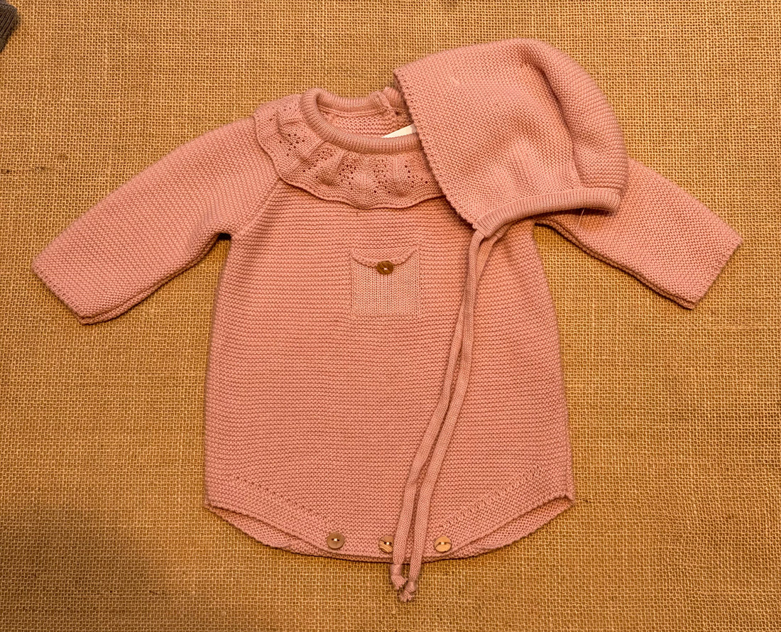 Pelele de punto rosa con capota