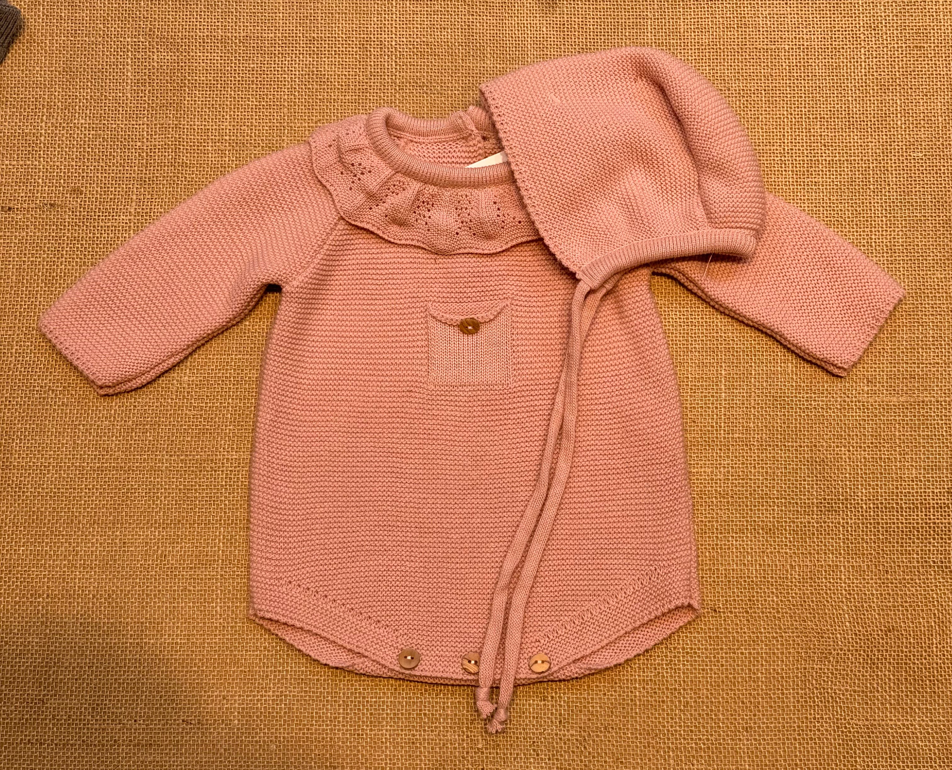 Pelele de punto rosa con capota