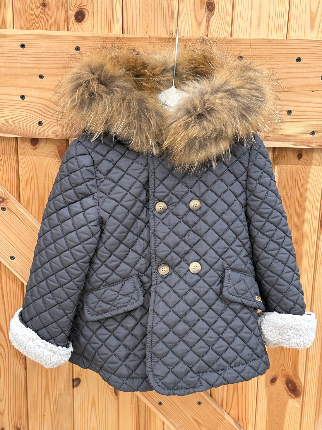 Abrigo tipo husky pelo natural plomo