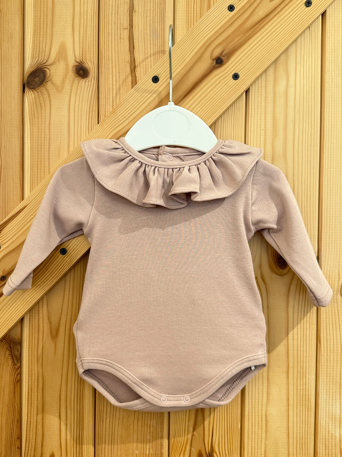 Body cuello volante en rosa empolvado