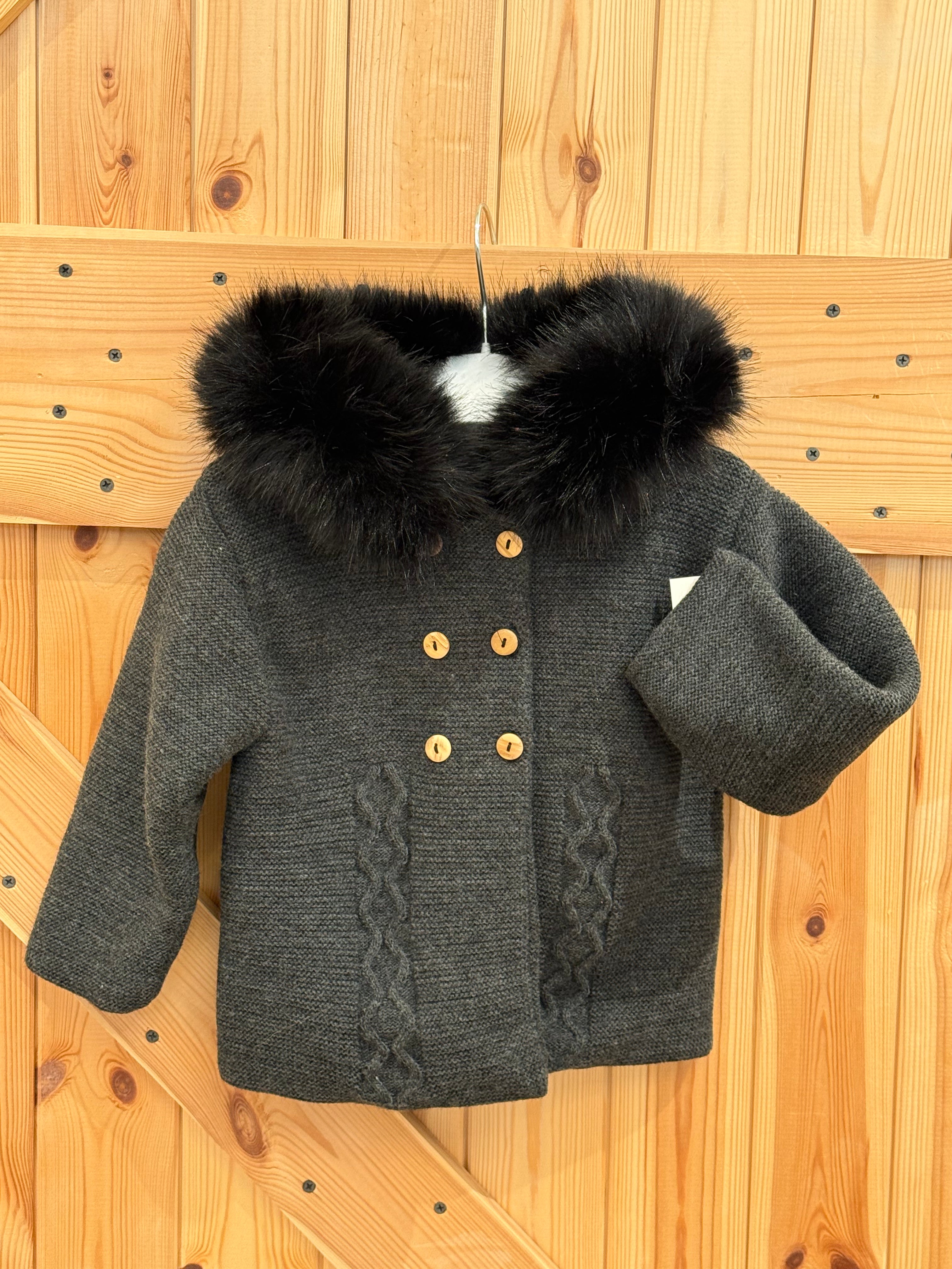 Abrigo punto doble antracita capucha en pelo sintético .