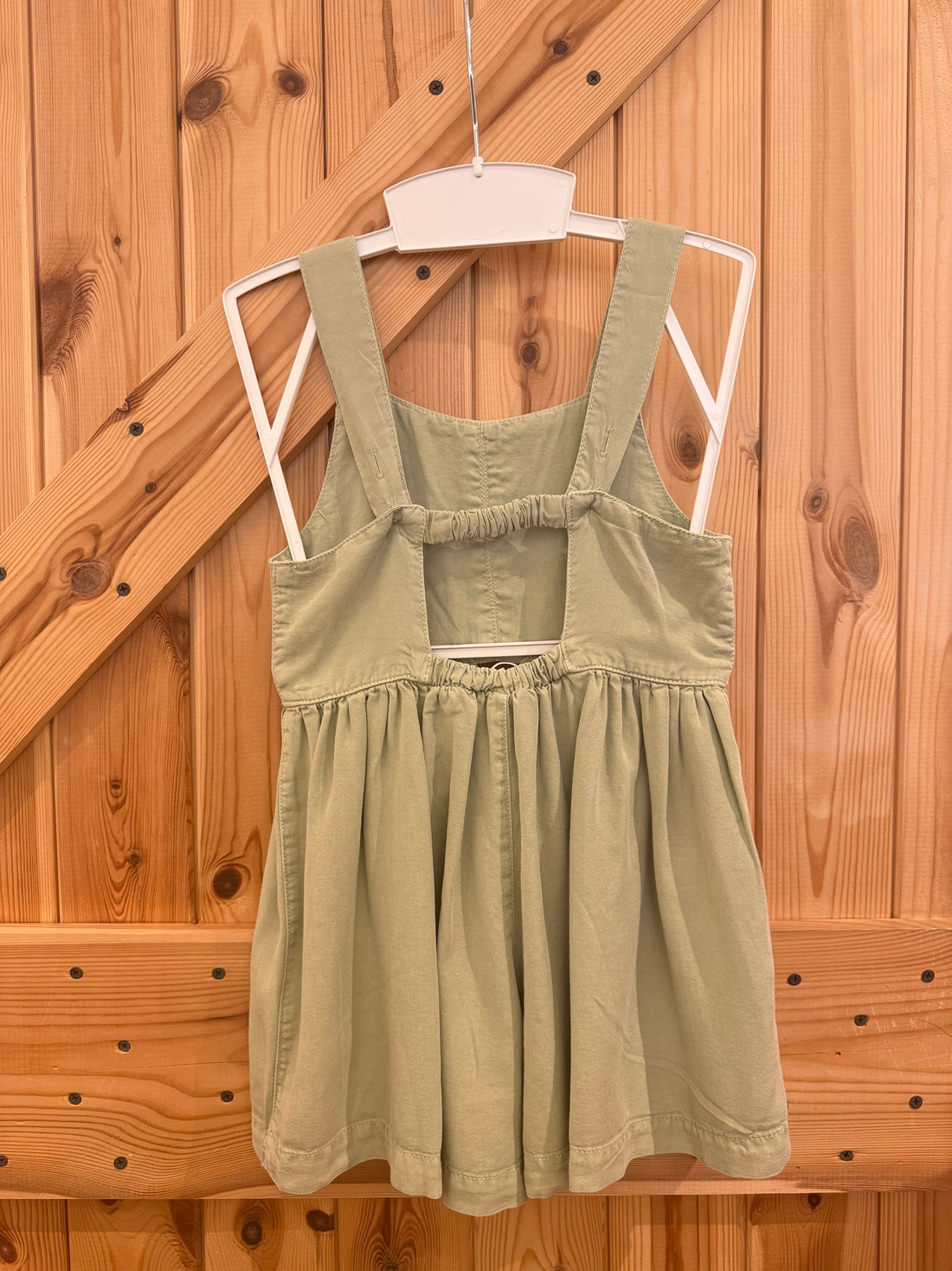 Mono niña verde