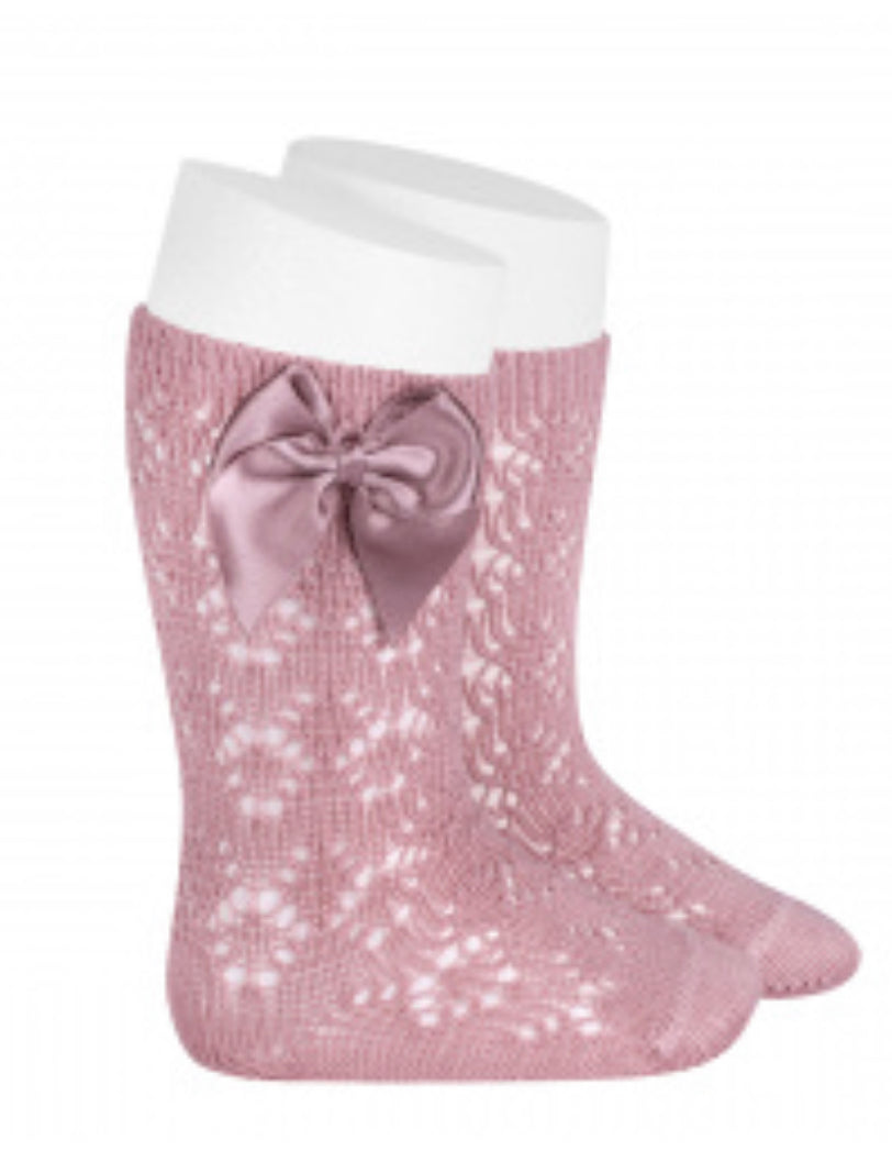 CALCETINES ALTOS DE PERLÉ CALADO GEOMÉTRICO CON LAZO ROSA PALO