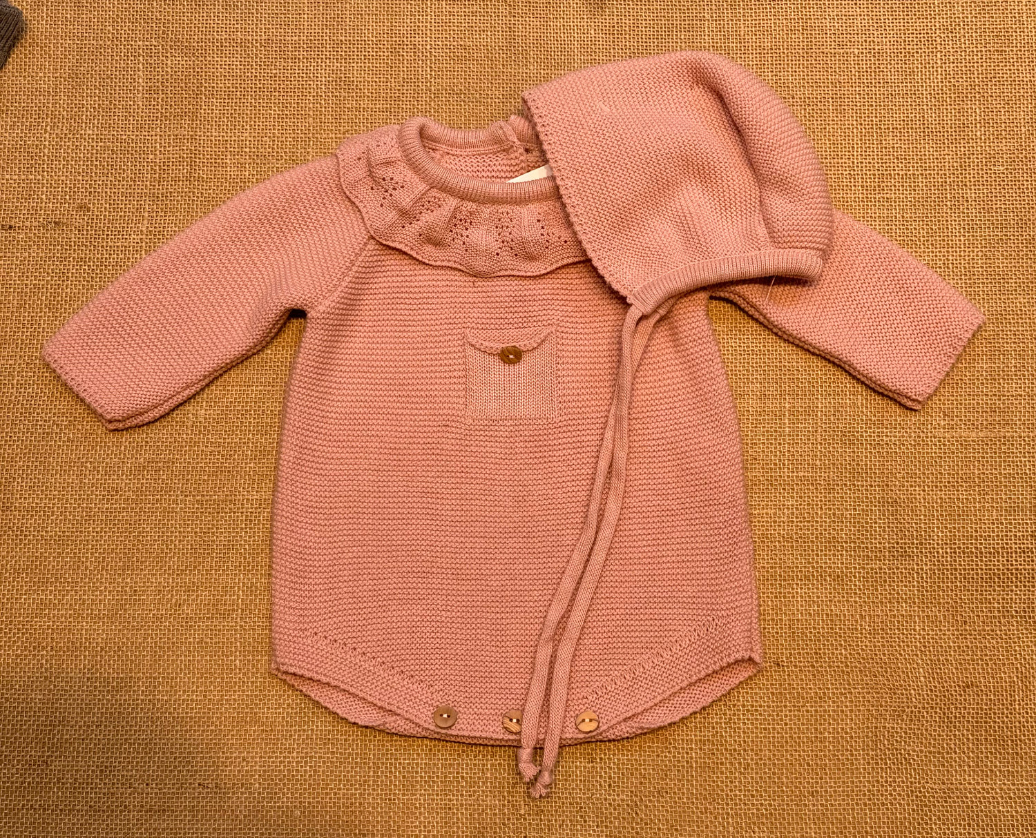 Pelele de punto rosa con capota