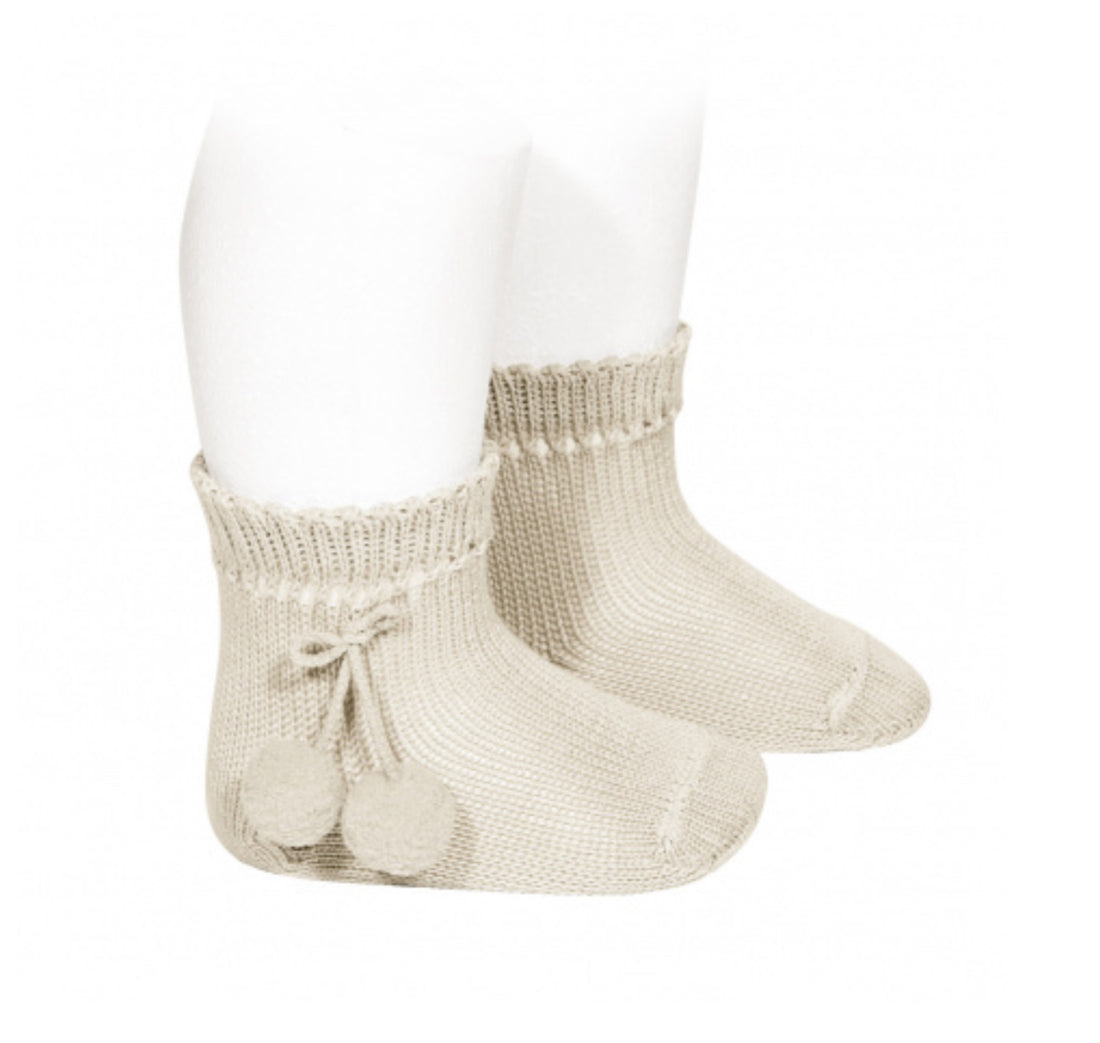 Calcetines cortos perlé con borlas LINO