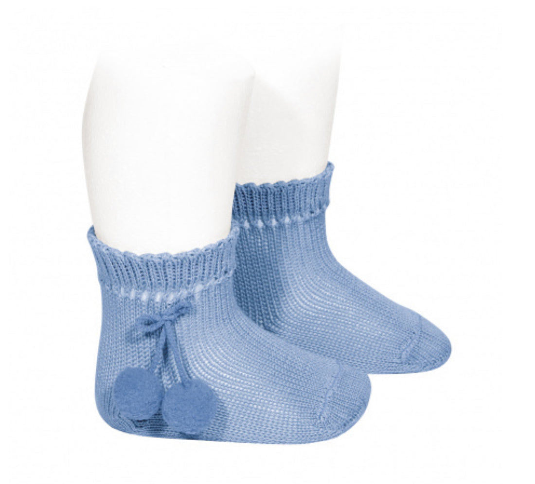 Calcetines cortos perlé con borlas azulado