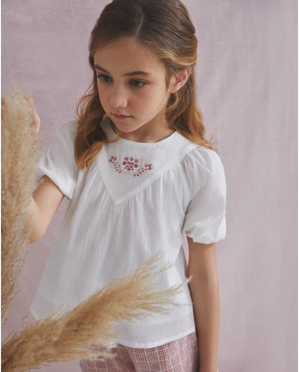 BLUSA DE NIÑA BLANCA CON BORDADO ROSA EMPOLVADO