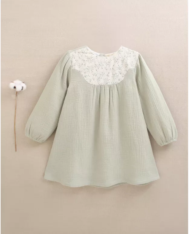 VESTIDO DE MUSELINA EN VERDE DETALLE FLORAL COLECCIÓN HOJITAS