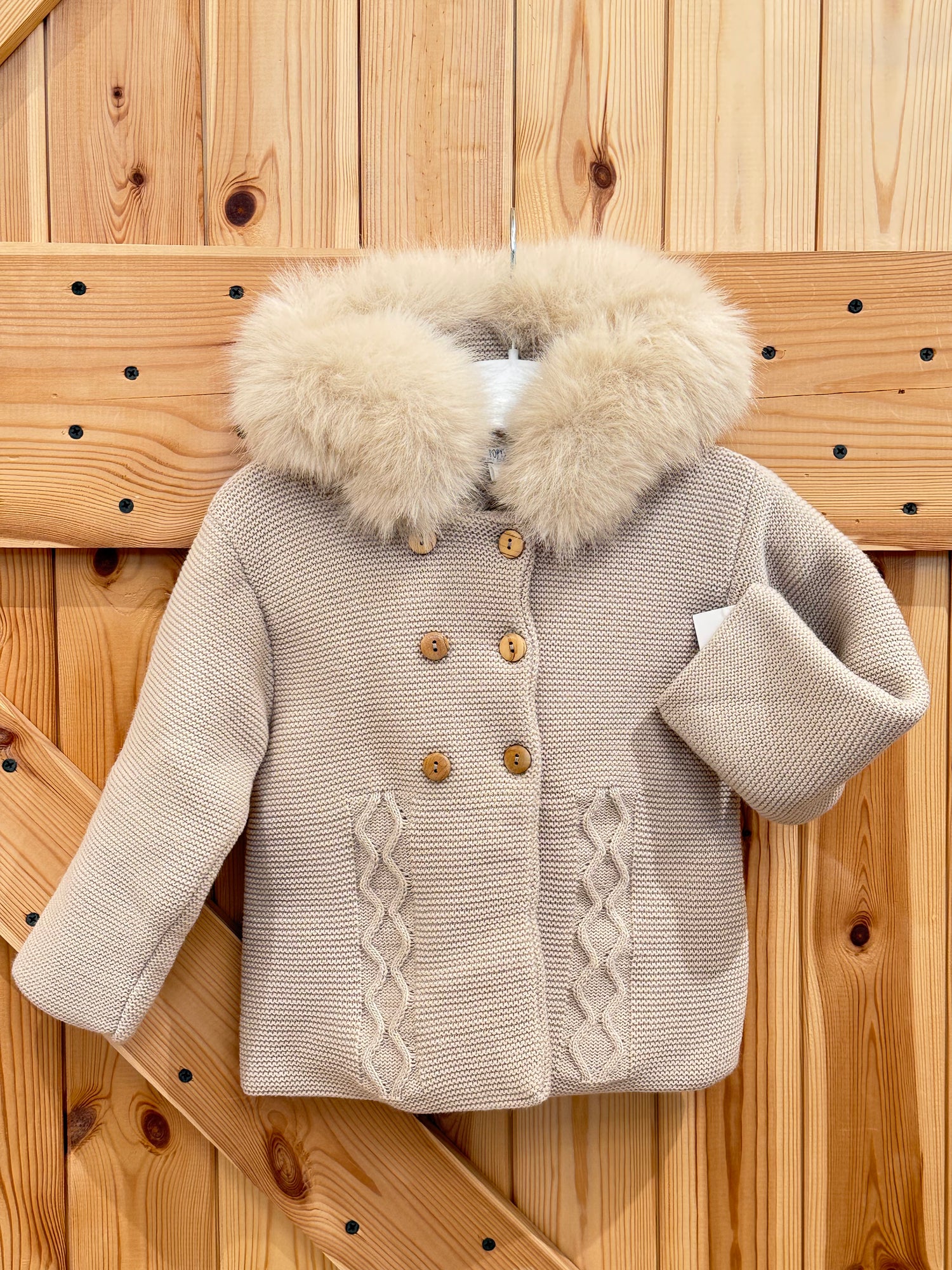 Abrigo punto doble arena capucha en pelo sintético .