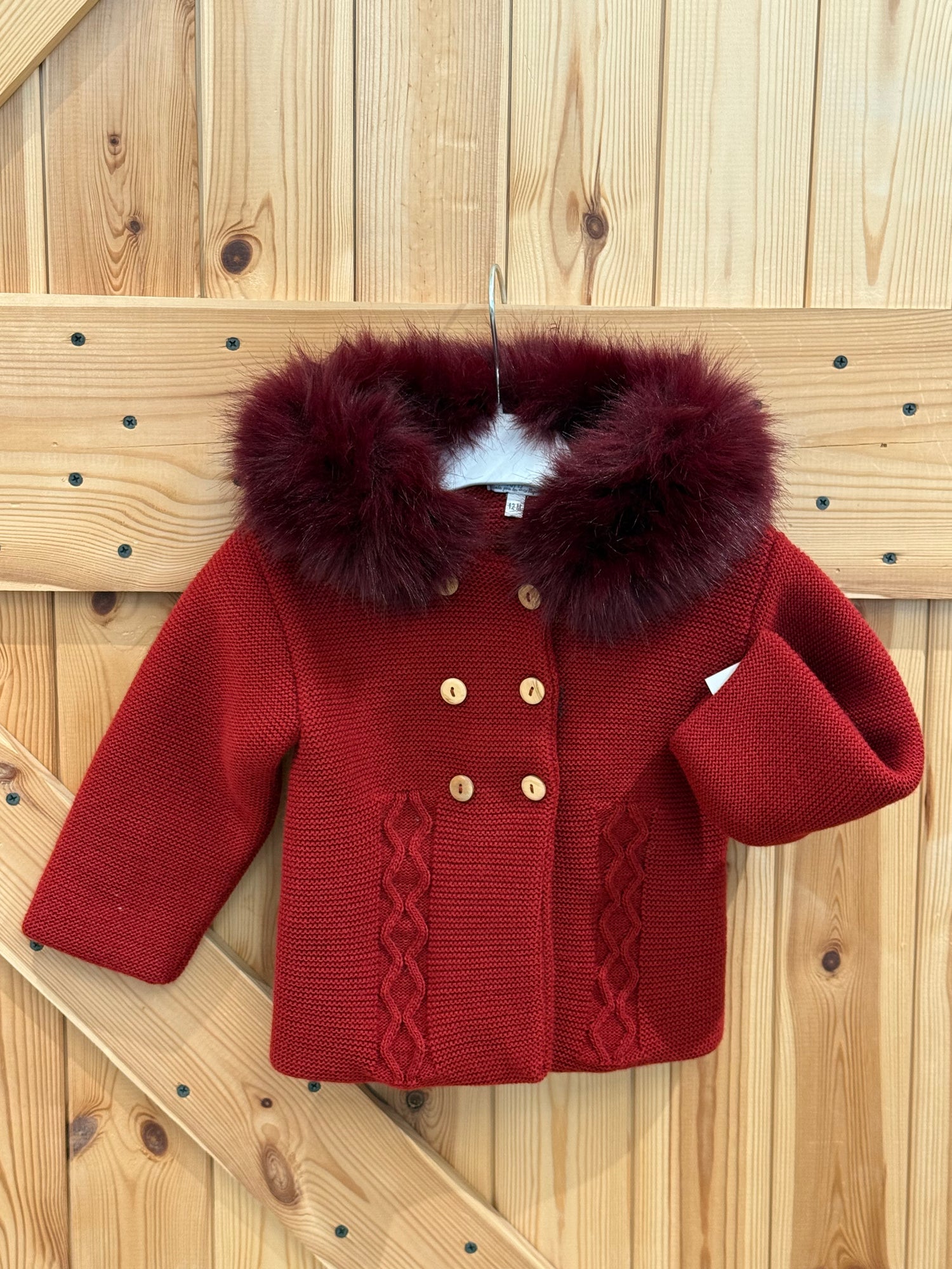 Abrigo punto doble borgoña capucha en pelo sintético .