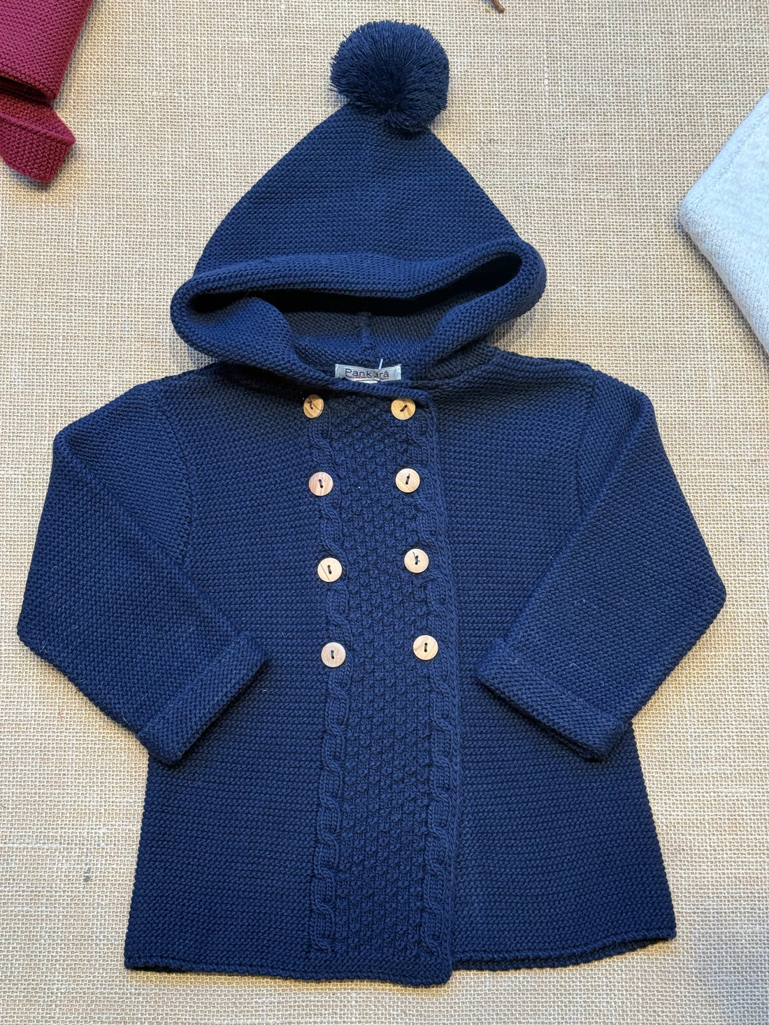 Chaqueta capucha pompón marino