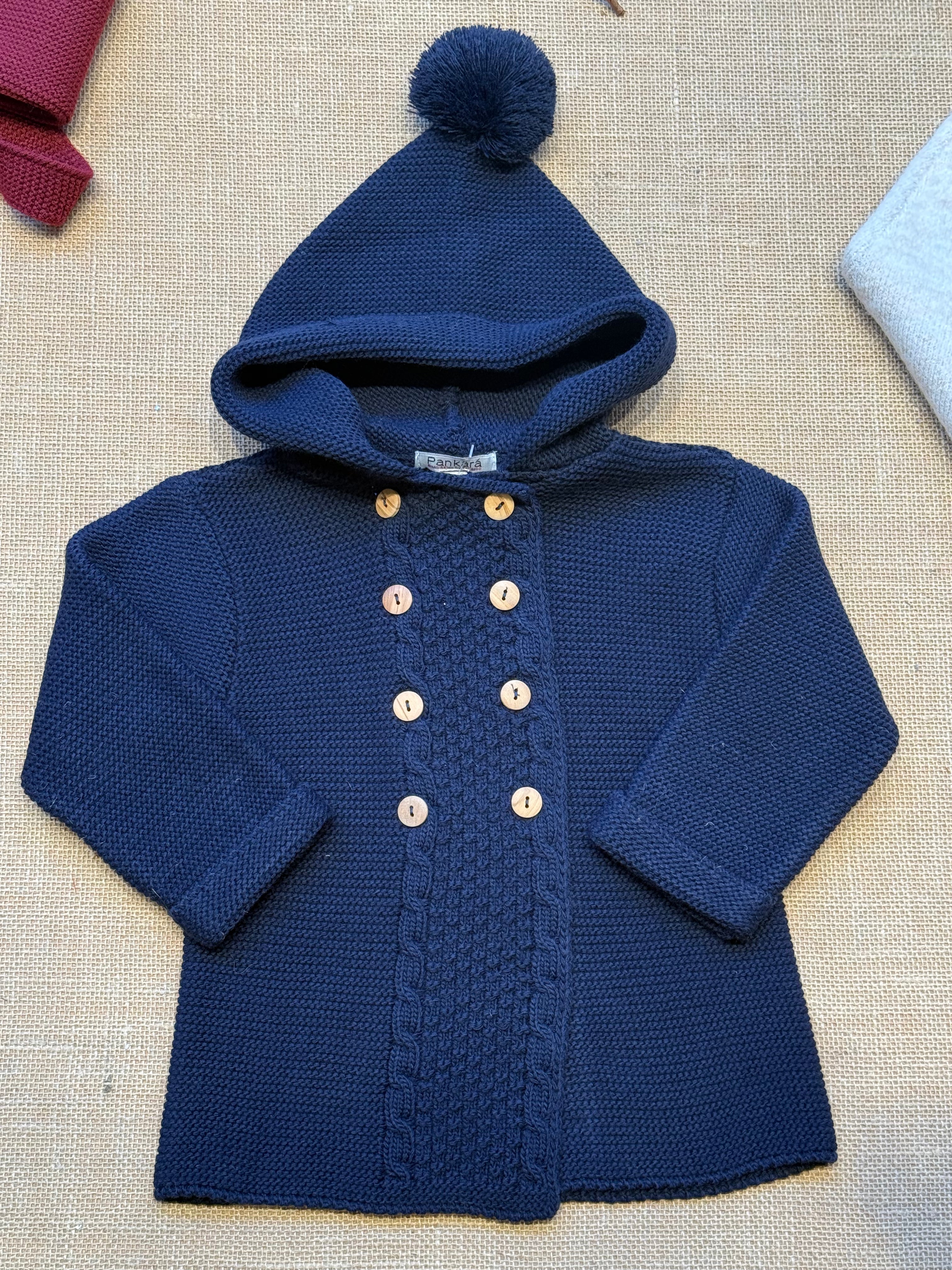 Chaqueta capucha pompón marino