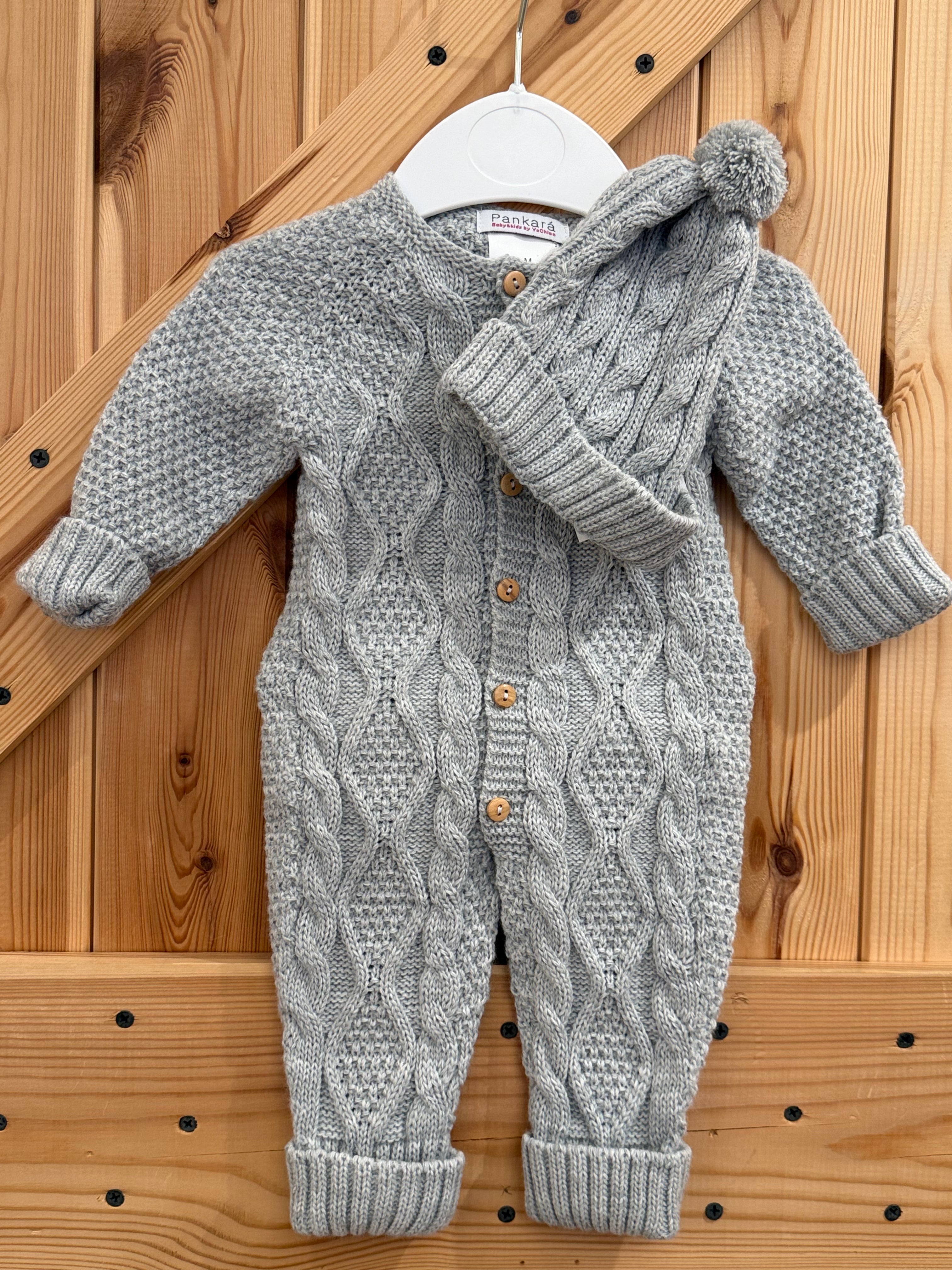 Buzo de punto con gorrito