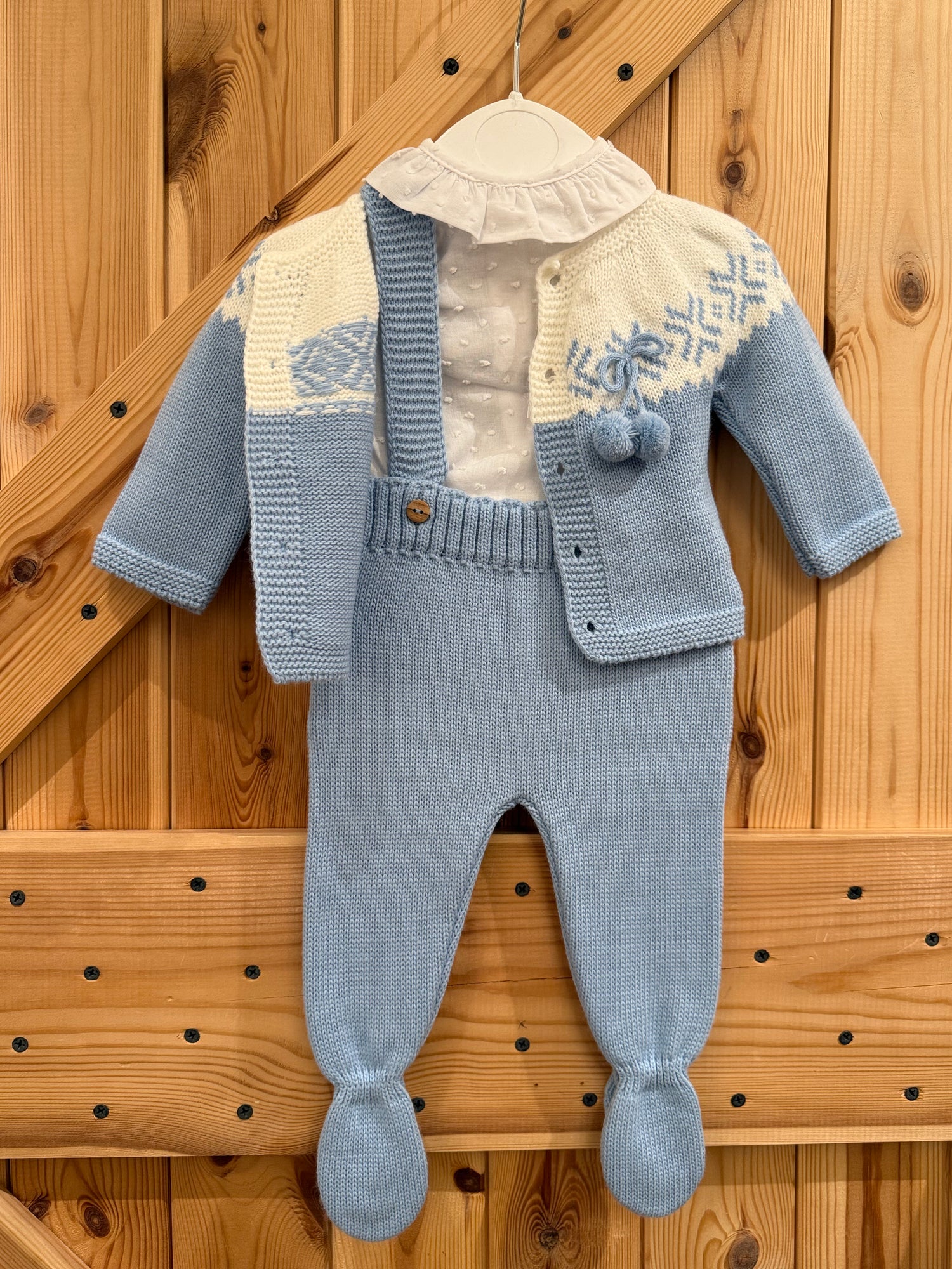 Tres piezas azul con blusa de plumeti