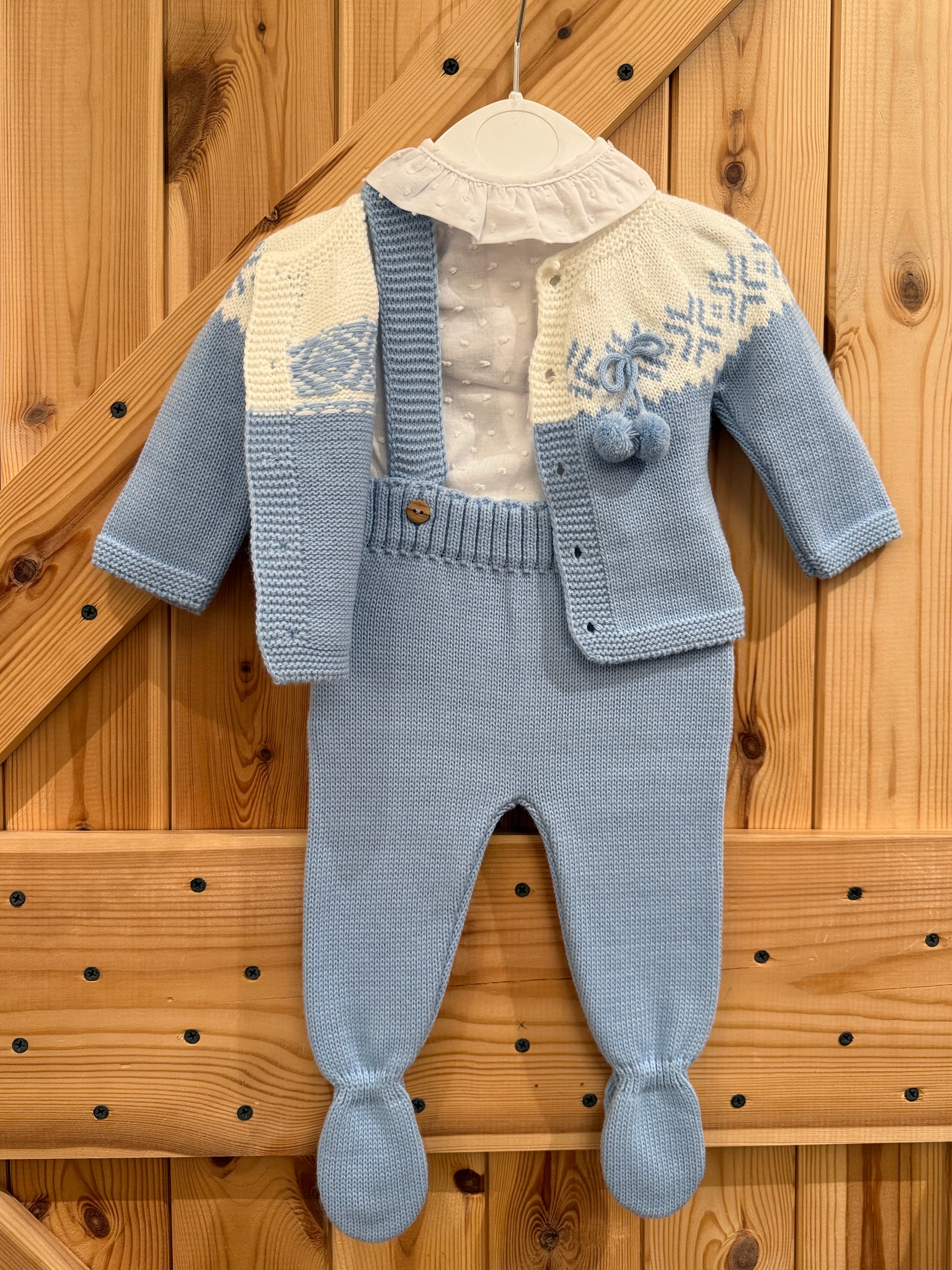 Tres piezas azul con blusa de plumeti