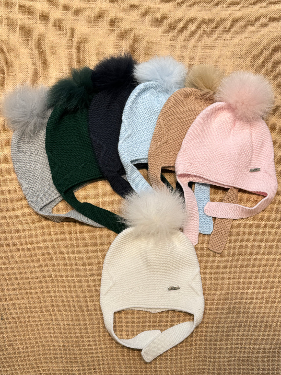 Gorro aviador con pompón pelo natural al tono
