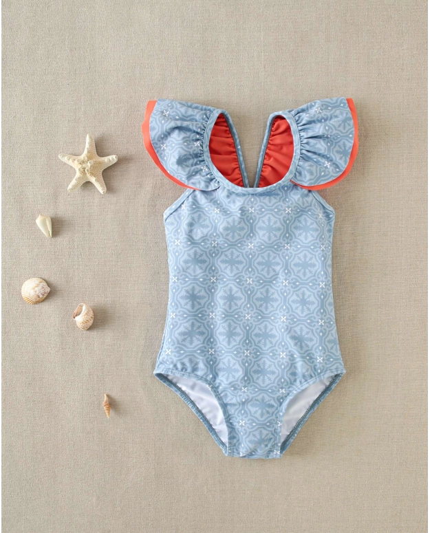 BAÑADOR DE NIÑA CON ESTAMPADO GEOMÉTRICO Y VOLANTES EN TIRANTES