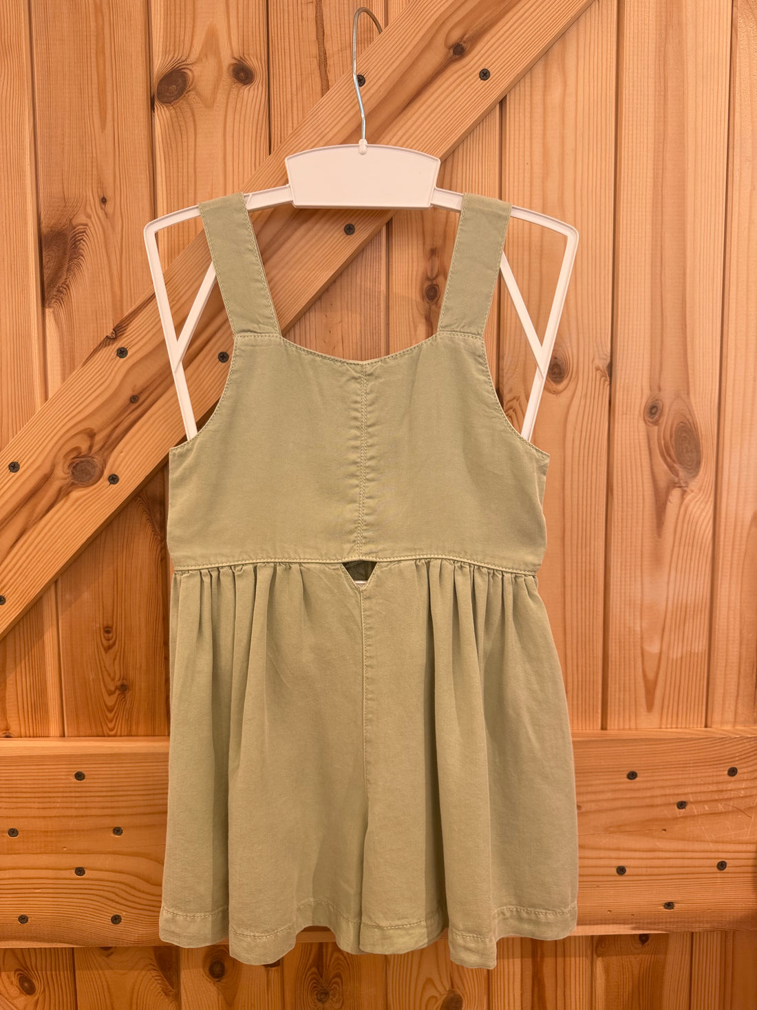 Mono niña verde