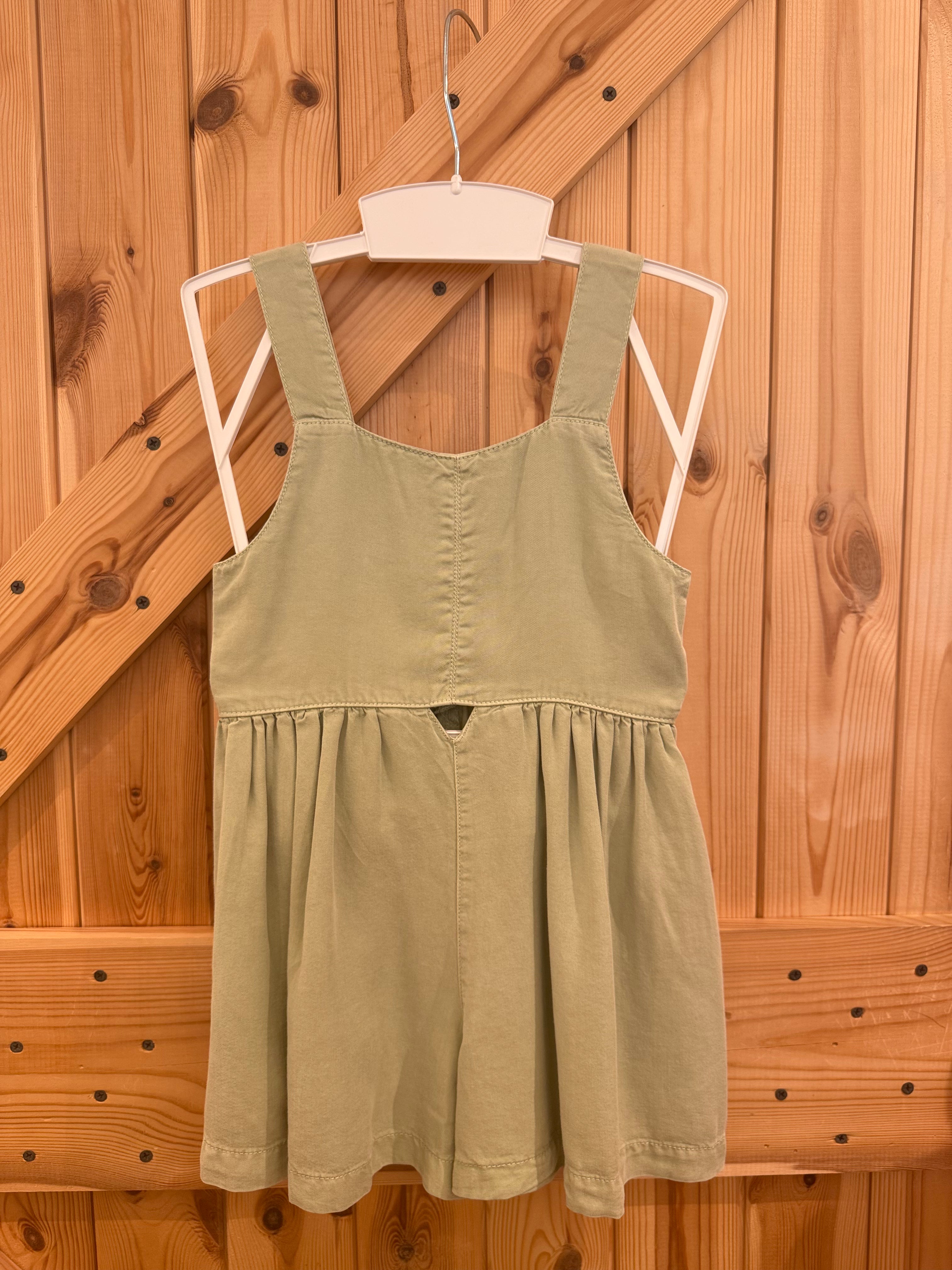 Mono niña verde