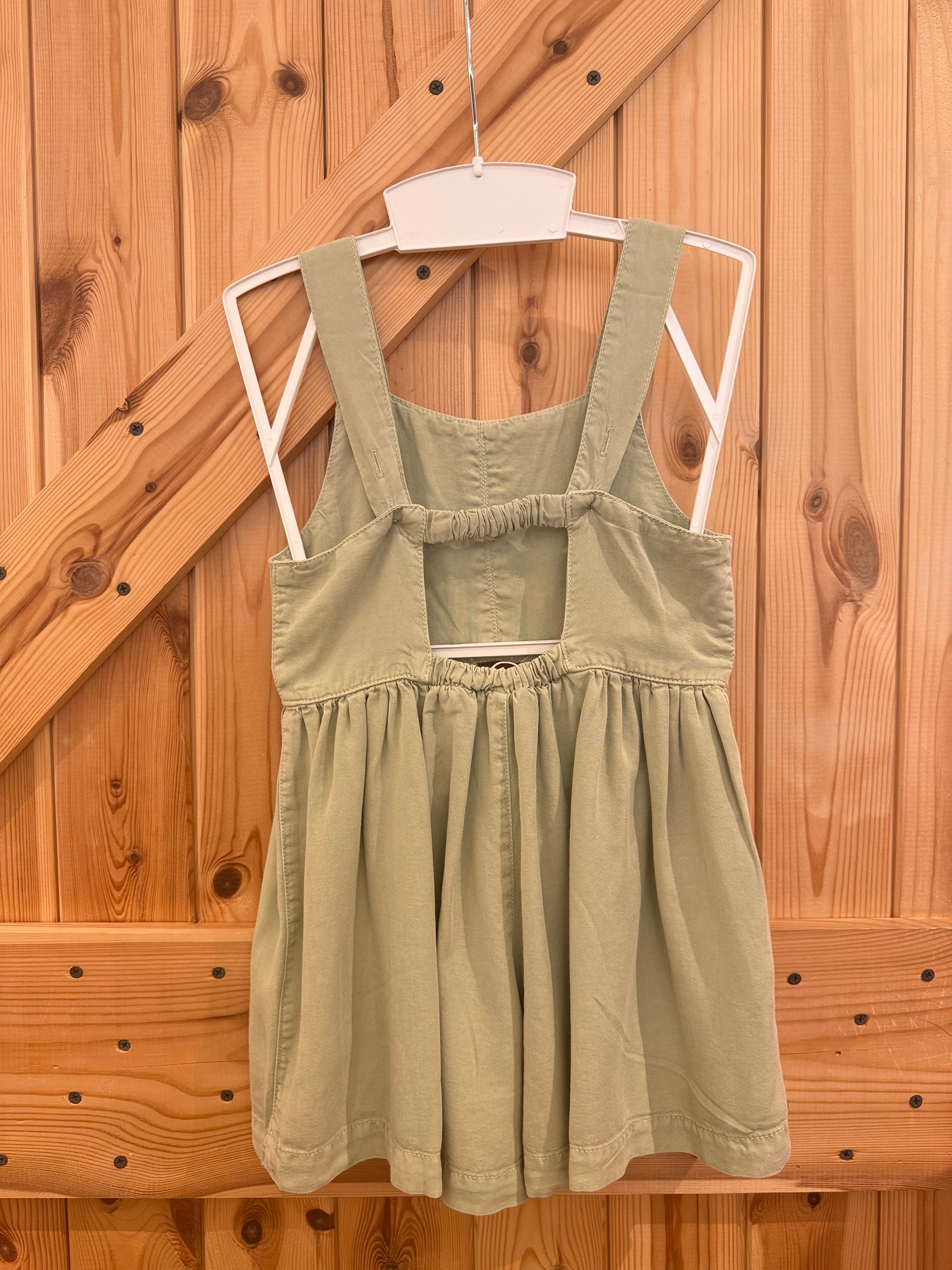 Mono niña verde