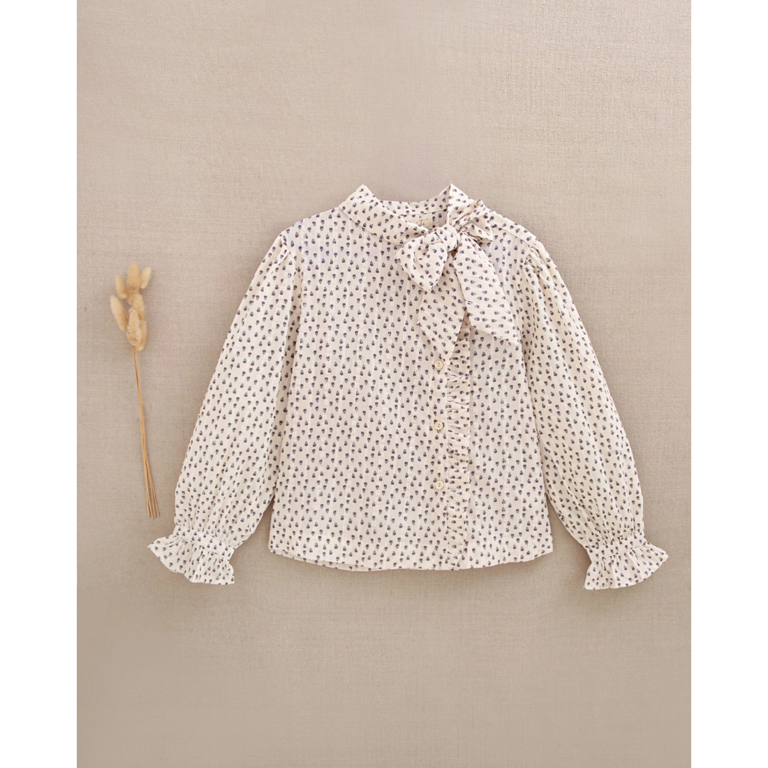 Blusa de niña de flores con textura y lazo en el cuello andersen