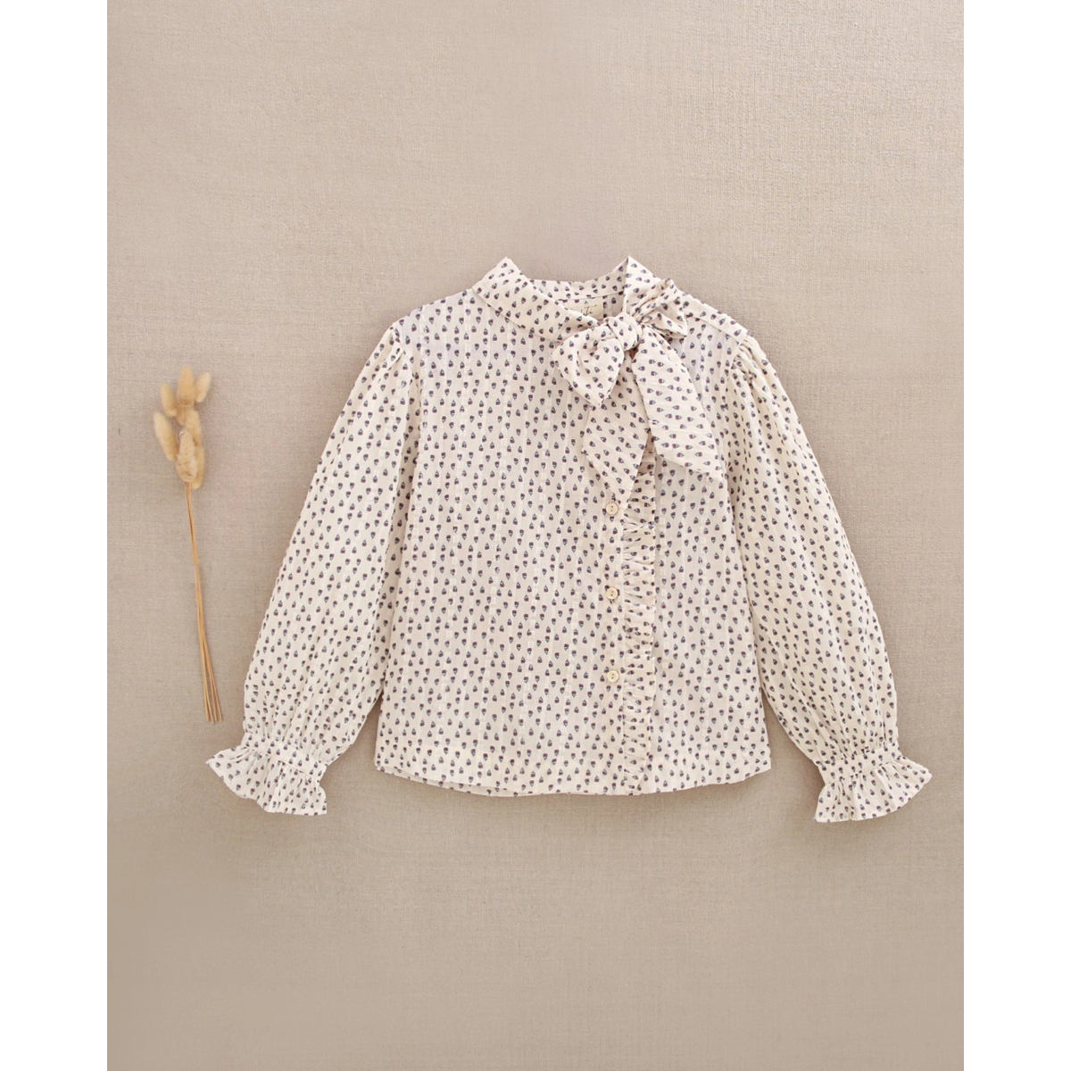 Blusa de niña de flores con textura y lazo en el cuello andersen
