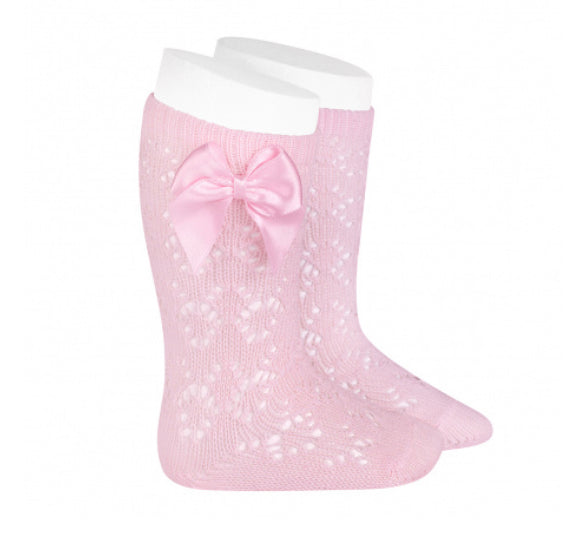 CALCETINES ALTOS DE PERLÉ CALADO GEOMÉTRICO CON LAZO ROSA